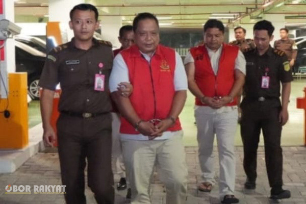 Surabaya, Obor Rakyat – Penyidikan kasus dugaan korupsi penyaluran Kredit Usaha Rakyat (KUR) Mikro pada Bank Negara Indonesia (BNI) Cabang Jember terus bergulir. Kejaksaan Tinggi (Kejati) Jawa Timur resmi menetapkan dan menahan satu tersangka baru berinisial HN, yang bertindak sebagai Collection Agent (CA) PT NIRAM.