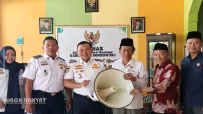 Bondowoso, Obor Rakyat — Penyaluran bantuan sarana ibadah berupa karpet dan pengeras suara (speaker toa) oleh Badan Amil Zakat Nasional (BAZNAS) Kabupaten Bondowoso ke mushola Kantor Dinas Perhubungan (Dishub) setempat, memicu diskursus publik yang mendalam. Langkah fundamental ini menuai kritik tajam terkait ketepatan pemaknaan asnaf (golongan yang berhak) dan potensi pergeseran fungsi kelembagaan amil zakat.