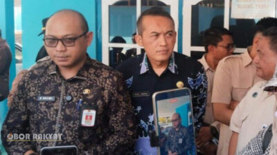 Jember, Obor Rakyat — Pemerintah Kabupaten (Pemkab) Jember mengambil langkah cepat dan tegas menyusul laporan puluhan siswa yang mengalami gangguan pencernaan massal setelah mengonsumsi makanan dari program Makanan Bergizi Gratis (MBG).