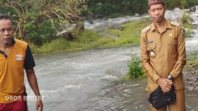 Manggarai, Obor Rakyat – Mengantisipasi tingginya risiko keselamatan warga akibat luapan air yang merendam sejumlah ruas jalan utama, Camat Satarmese Barat, Yosef Soni, turun langsung meninjau lokasi rawan banjir di wilayahnya pada Senin (20/7/2026).