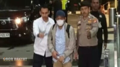 Jakarta, Obor Rakyat – Komisi Pemberantasan Korupsi (KPK) kembali menggelar operasi tangkap tangan (OTT) terhadap kepala daerah. Kali ini, Bupati Lombok Barat, Nusa Tenggara Barat (NTB), Lalu Ahmad Zaini (LAZ) diamankan dalam operasi yang berlangsung pada Senin (20/7/2026).