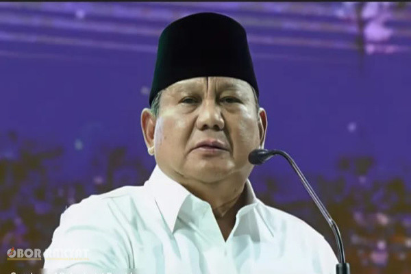 ​Jakarta, Obor Rakyat — Kultur politik kekuasaan kembali memamerkan kecenderungan resistensi terhadap mekanisme checks and balances. Dalam orasi politiknya pada Peringatan Hari Lahir ke-28 Partai Kebangkitan Bangsa (PKB) di Jakarta Convention Center, Kamis (23/7/2026) malam, Presiden Prabowo Subianto melontarkan narasi konfrontatif dengan melabeli elemen pers, pengamat, dan Lembaga Swadaya Masyarakat (LSM) sebagai "Londo Ireng"—sebuah anekdot historis yang mengasosiasikan warga pribumi sebagai komprador atau antek penjajah.​Narasi tersebut dipicu oleh ketidaksenangan kepala negara terhadap intensitas pemberitaan media massa yang menyoroti ketimpangan rekapitulasi renovasi fasilitas pendidikan nasional.