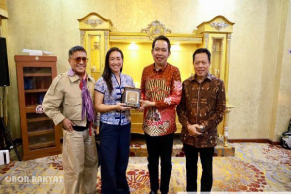 Jember, Obor Rakyat – Dukungan terhadap Jember Fashion Carnaval (JFC) semakin menguat. Komisi VII DPR RI yang membidangi sektor pariwisata dan ekonomi kreatif menilai ajang tahunan tersebut telah berkembang menjadi motor penggerak ekonomi daerah sekaligus etalase kreativitas Indonesia di mata dunia.