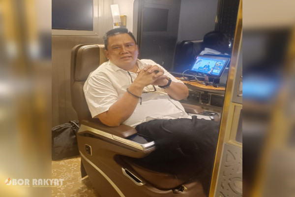 Pamekasan, Obor Rakyat — Pengakuan terbuka pengusaha asal Pamekasan, H. Khairul Umam (Haji Her), terkait kontribusi dana pribadi sebesar Rp 38 miliar demi memenangkan Khofifah Indar Parawansa pada Pemilihan Gubernur (Pilgub) Jawa Timur, memicu diskusi hangat di ruang publik. Fenomena ini memunculkan dialektika mendalam mengenai batas antara kedermawanan kultural khas warga Madura dan tuntutan transparansi dalam tata kelola politik modern.