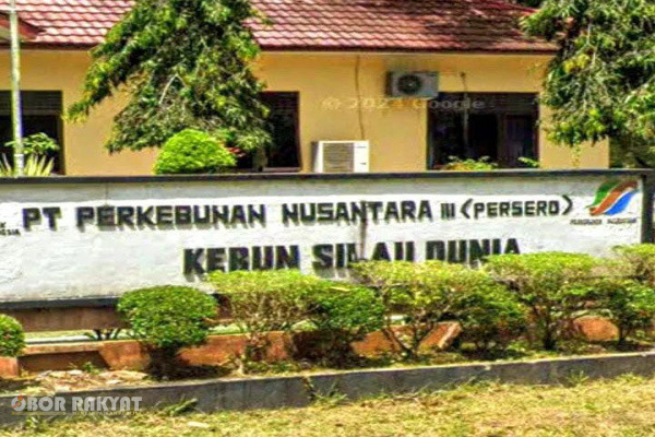 ​Simalungun, Obor Rakyat – Dugaan pelanggaran aturan ketenagakerjaan dan penyelewengan hak pekerja mencuat di lingkungan PTPN IV Kebun Silau Dunia, Kabupaten Simalungun, Sumatera Utara.