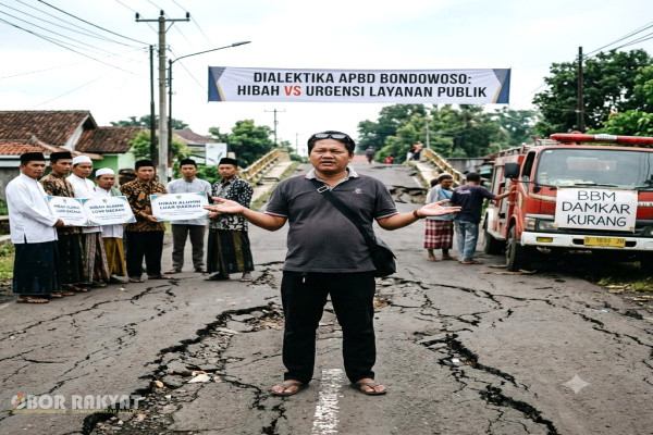 Bondowoso, Obor Rakyat — Tata kelola Anggaran Pendapatan dan Belanja Daerah (APBD) Kabupaten Bondowoso Tahun Anggaran 2026 kembali menjadi sorotan publik. Di tengah masih terbatasnya akselerasi perbaikan infrastruktur dasar, seperti akses jalan, jembatan, hingga efisiensi operasional pemadam kebakaran (Damkar), kebijakan pengalokasian dana hibah kepada organisasi alumni pesantren luar daerah memicu wacana kritis mengenai efektivitas serta skala prioritas anggaran.