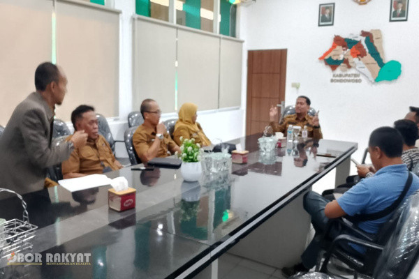 Bondowoso, Obor Rakyat – Kebijakan alokasi anggaran Pemerintah Kabupaten (Pemkab) Bondowoso kembali memantik dialektika publik. Di tengah masifnya narasi efisiensi Anggaran Pendapatan dan Belanja Daerah (APBD) 2026, alokasi dana hibah untuk sejumlah organisasi kemasyarakatan (ormas) dan ikatan alumni sebesar Rp1,95 miliar dinilai menghadirkan kontradiksi dalam akuntabilitas dan prioritas pembangunan daerah.