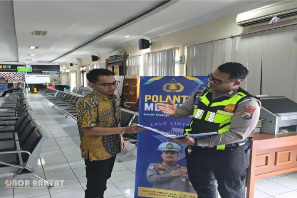 Jember, Obor Rakyat – Satlantas Polres Jember terus memperkuat komitmen menghadirkan pelayanan publik yang transparan dan bebas pungutan liar (pungli) melalui program Polantas Menyapa.