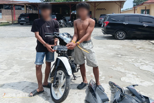 ​Simalungun, Obor Rakyat — Jajaran Polsek Dolok Batu Nanggar, Polres Simalungun, bergerak cepat mengusut kasus tindak pidana pencurian sepeda motor. Hanya dalam waktu singkat sejak laporan diterima, petugas berhasil memburu pelaku yang ternyata merupakan pasangan kakak-beradik dan mengamankan barang bukti yang disembunyikan di area perkebunan sawit.