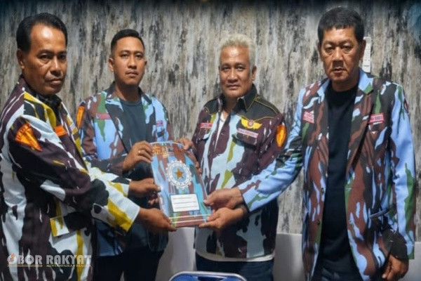 Pematangsiantar, Obor Rakyat – Semangat kebersamaan kembali terasa di lingkungan Dewan Pimpinan Daerah (DPD) Ikatan Pemuda Karya (IPK) Kota Pematangsiantar setelah Rony Simbolon kembali diaktifkan sebagai Ketua DPD IPK Kota Pematangsiantar.