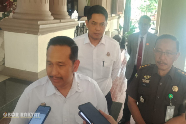 Bondowoso, Obor Rakyat — Penegakan hukum atas dugaan penyimpangan tata kelola kredit sektor pertanian kembali menguji komitmen akuntabilitas penegak hukum daerah. Kejaksaan Negeri (Kejari) Bondowoso mengonfirmasi bahwa tahapan penyelidikan (investigative probe) terkait dugaan penyelewengan dana fasilitas kredit usaha tani porang masih berlangsung secara intensif.