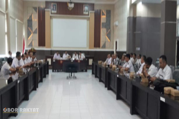 Bondowoso, Obor Rakyat — Tata kelola administrasi pertanahan di Kabupaten Bondowoso mendadak geger.Dalam hearing panas yang digelar Dewan Pimpinan Cabang (DPC) Bara Nusa Bondowoso di Kantor Pemkab Bondowoso pada Rabu (5/8/2026), terkuak deretan dugaan pelanggaran fatal dan carut-marutnya kinerja Pejabat Pembuat Akta Tanah Sementara (PPATS) di tingkat kecamatan!