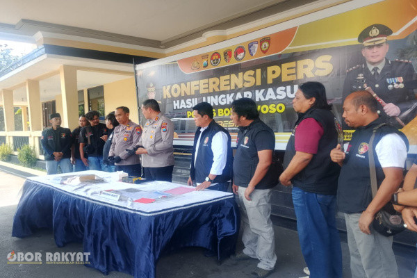Bondowoso, Obor Rakyat — Kepolisian Resor (Polres) Bondowoso berhasil mengungkap kasus tindak pidana pencurian dengan kekerasan (curas) yang terjadi di wilayah Kecamatan Prajekan. Dua orang pria ditetapkan sebagai tersangka dan kini telah ditahan di Mapolres Bondowoso untuk proses hukum lebih lanjut.