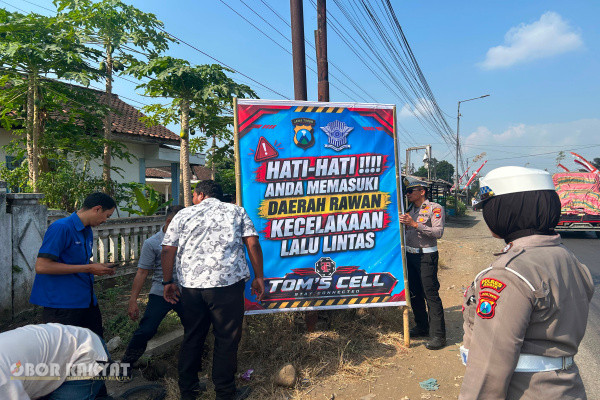 Jember, Obor Rakyat – Satuan Lalu Lintas (Satlantas) Polres Jember terus mengintensifkan edukasi keselamatan berkendara (safety riding) di sejumlah titik rawan kecelakaan atau blackspot di wilayah Kabupaten Jember.