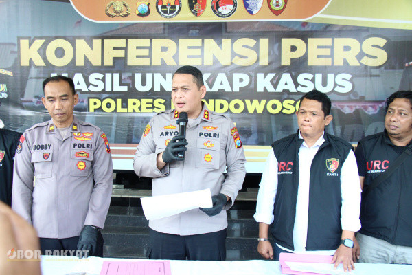 ​Bondowoso, Obor Rakyat — Aparat Kepolisian Resor (Polres) Bondowoso berhasil membongkar tindak pidana penggelapan uang angsuran nasabah dan penggadaian aset inventaris milik KSP Multi Daya Sentosa Jatim. Kerugian akibat aksi nekat karyawan koperasi ini ditaksir mencapai Rp237.041.701.