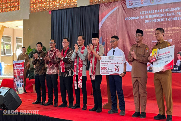 Jember, Obor Rakyat — Dalam upaya memutus rantai determinisme sosial-ekonomi serta memperkuat fondasi kualitas Sumber Daya Manusia (SDM), Pemerintah Kabupaten (Pemkab) Jember menegaskan pentingnya penguatan literasi komprehensif bagi generasi muda.