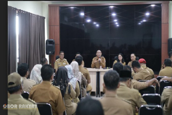 ​Jember, Obor Rakyat — Pemerintah Kabupaten (Pemkab) Jember mempertegas paradigma pembangunan daerah berorientasi kewilayahan dengan memprioritaskan kawasan perdesaan.Pemkab Jember berkomitmen menuntaskan rekonstruksi infrastruktur jalan desa sepanjang 527 kilometer yang tersebar di 226 desa.