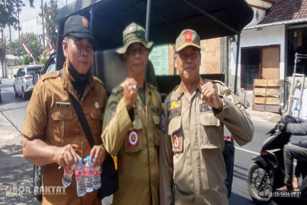 ​Jember, Obor Rakyat — Pemerintah Kabupaten (Pemkab) Jember bergerak cepat menjaga kerapian dan keamanan ruang publik.Melalui Satuan Tugas (Satgas) Infrastruktur dan Satuan Polisi Pamong Praja (Satpol PP), Pemkab Jember menggelar penertiban terpadu terhadap media promosi luar ruang, seperti banner, spanduk, dan baliho ilegal di kawasan Kecamatan Sumbersari, Senin (10/8/2026) pagi.