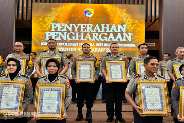 Jember, Obor Rakyat — Kepolisian Resor (Polres) Jember jajaran Polda Jawa Timur kembali mengukir prestasi di bidang pelayanan publik.Atas komitmen menghadirkan layanan yang cepat, transparan, dan humanis, Polres Jember dianugerahi penghargaan Unit Pelayanan Publik Kategori Pelayanan Prima (A) berdasarkan Pemantauan dan Evaluasi Kinerja Penyelenggaraan Pelayanan Publik Mandiri Instansional Tahun 2025.