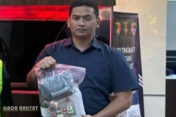 Surabaya, Obor Rakyat — Satuan Reserse Narkoba (Satresnarkoba) Polrestabes Surabaya, Kepolisian Daerah Jawa Timur, berhasil mengungkap kasus dugaan tindak pidana produksi dan peredaran gelap narkotika jenis tembakau sintetis serta ganja di wilayah hukum Surabaya dan Sidoarjo.