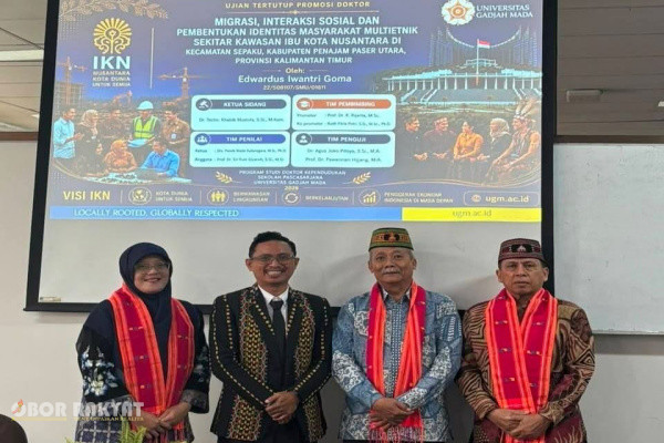 Manggarai, Obor Rakyat — Di usia 34 tahun, pencapaian akademik berkelas berhasil diukir oleh putra daerah asal Satarmese Barat, Kabupaten Manggarai, Nusa Tenggara Timur (NTT). Dr. Edwardus Iwantri Goma, S.Pd., M.Sc. resmi menuntaskan Ujian Tertutup Promosi Doktor Kependudukan di Universitas Gadjah Mada (UGM), Yogyakarta, pada Selasa, 11 Agustus 2026.