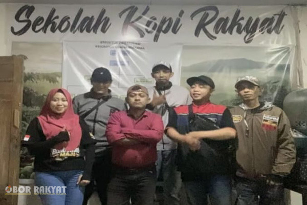 Bondowoso, Obor Rakyat — Diskusi dan debat terbuka mengenai kritik kebijakan Pemerintah Kabupaten (Pemkab) Bondowoso yang digagas oleh aktivis perempuan Yuli Anggraeni di Cafe Bunga Pelita, Kamis (13/8/2026) malam, batal menghadirkan pihak pemicu diskusi. Tiga pemilik akun media sosial yang diundang secara khusus sebagai lawan debat tidak hadir di lokasi acara.