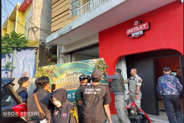 Jember, Obor Rakyat — Pemerintah Kabupaten (Pemkab) Jember bergerak cepat menindaklanjuti keluhan masyarakat yang masuk melalui kanal pengaduan Wadul Gus'e. Kurang dari 48 jam setelah laporan diterima, tim gabungan lintas instansi langsung menggelar inspeksi mendadak (sidak) terhadap sebuah outlet penjualan minuman beralkohol (minol) di Jalan Kacapiring, Gebang Tengah, Kecamatan Patrang, Rabu (12/8/2026) sore.