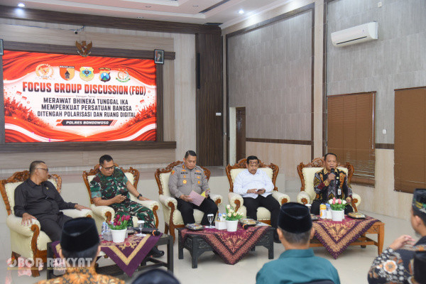 Bondowoso, Obor Rakyat — Di tengah derasnya arus disrupsi informasi dan potensi fragmentasi sosial di ruang siber, Kepolisian Resor (Polres) Bondowoso mengambil langkah proaktif dalam merawat integrasi nasional. Melalui Focus Group Discussion (FGD) bertajuk “Merawat Bhinneka Tunggal Ika Memperkuat Persatuan Bangsa di Tengah Polarisasi dan Ruang Digital”, seluruh elemen pemangku kepentingan (stakeholders) dihimpun untuk merumuskan langkah strategis pencegahan konflik di era digital.