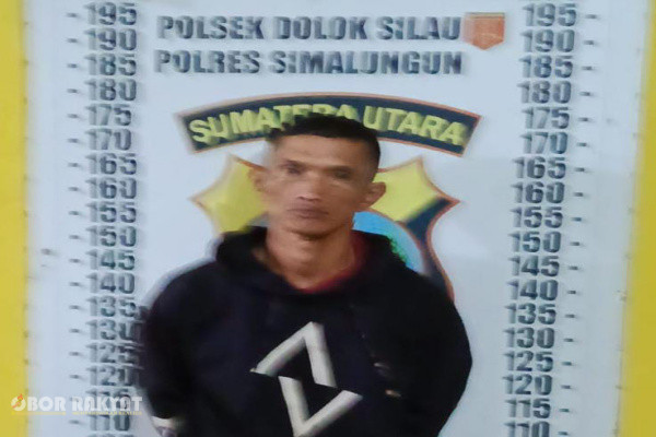 Simalungun, Obor Rakyat – Polsek Dolok Silau, Polres Simalungun, kembali mengungkap dugaan peredaran narkotika jenis sabu. Seorang pria berusia 41 tahun diamankan petugas dalam operasi di Jalan Masuk Perladangan, depan Gereja GKII, Nagori Peresmian, Kecamatan Dolok Silau, Kabupaten Simalungun, Jumat (14/8/2026) malam.