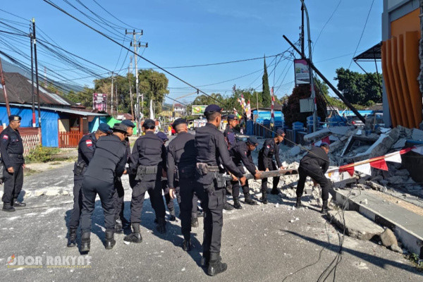 Komandan Satuan Brimob Polda NTT, Kombes Pol. Afrizal Asri, mencerahkan 88 personel Batalyon B Satbrimob untuk menyisir koridor-koridor terdampak paling parah, mulai dari Manggarai, Labuan Bajo, Ruteng, Ende, hingga Maumere.