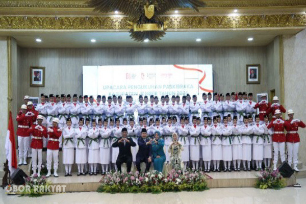 Jember, Obor Rakyat – Bupati Jember, Muhammad Fawait, memimpin secara langsung upacara pengukuhan Pasukan Pengibar Bendera Pusaka (Paskibraka) Kabupaten Jember 2026. Agenda yang berlangsung penuh khidmat tersebut digelar di Pendopo Wahyawibawagraha, Sabtu (15/8/2026) malam.