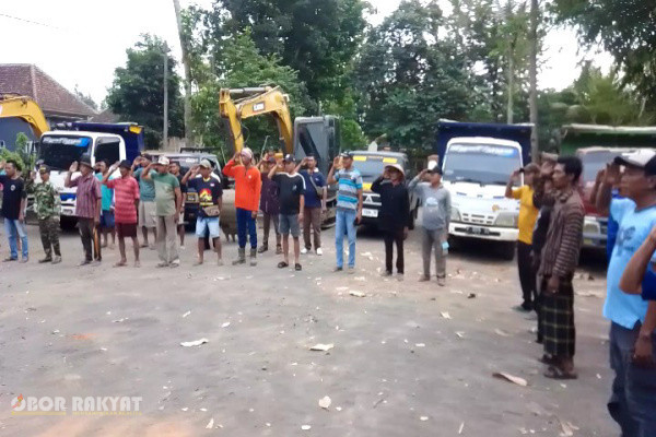 Banyuwangi, Obor Rakyat — Semangat nasionalisme menyala di Dusun Plembangrejo, Desa Wonosobo, Kecamatan Srono, Kabupaten Banyuwangi. Dalam rangka memperingati Hari Ulang Tahun (HUT) ke-81 Republik Indonesia, ratusan warga dari berbagai latar belakang profesi, mulai dari buruh, sopir, petani, hingga ibu rumah tangga, menggelar upacara pengibaran bendera Merah Putih dengan mengenakan pakaian kerja masing-masing, Senin (17/8/2026).