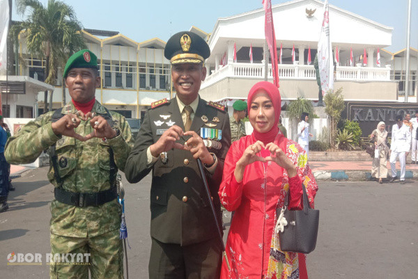 Jember, Obor Rakyat — Komandan Kodim (Dandim) 0824/Jember Letkol Inf. Rifqi Muhammad Syuhada mengapresiasi suksesnya pelaksanaan upacara pengibaran bendera Merah Putih memperingati HUT ke-81 RI di Alun-Alun Jember, Senin (17/8/2026).