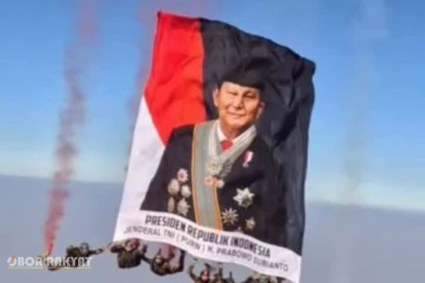 ​Jakarta, Obor Rakyat — Rangkaian perayaan Hari Ulang Tahun (HUT) ke-81 Republik Indonesia yang diwarnai atraksi terjun payung prajurit TNI memicu perdebatan hangat di ruang publik, Senin (17/8/2026).