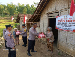 Polsek Pakem Gelar Baksos Door to Door, Bagikan Sembako untuk Kaum Duafa di Momentum HUT RI ke-81