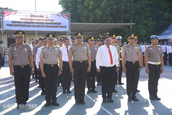 Bondowoso, Obor Rakyat — Dedikasi dan kiprah humanis dalam menjalankan tugas kembali mendapat apresiasi. Kapolres Bondowoso AKBP Dr. Aryo Dwi Wibowo, memberikan penghargaan kepada Kapolsek Curahdami AKP Muktamar, atas kinerja, dedikasi, serta kontribusinya dalam pelaksanaan tugas kepolisian dan pelayanan kepada masyarakat.