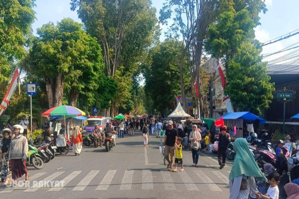 Bondowoso, Obor Rakyat — Kemeriahan peringatan Hari Jadi Bondowoso (Harjabo) ke-207 yang digelar pada Rabu (26/8/2026) menyisakan kekecewaan bagi sebagian orang tua peserta. Sepanjang rute pawai, pedagang kaki lima (PKL) meluap hingga memadati bibir jalan di sisi kanan dan kiri, membuat jalur atraksi semakin sempit dan menyulitkan pergerakan peserta.