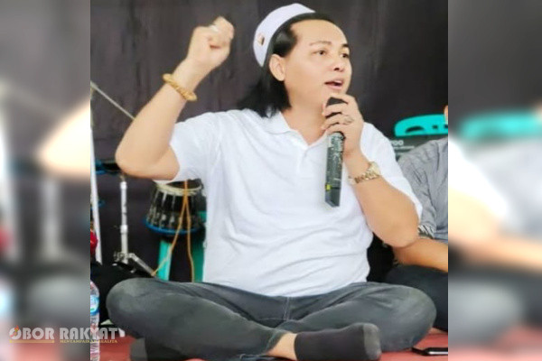 Situbondo, Obor Rakyat – Polemik antara Gus Lilur (HRM. Khalilur R. Abdullah Sahlawiy),dan KH Abdul Hakim Mahfudz atau Gus Kikin kembali memanas menjelang Muktamar NU.