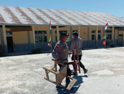 Aksi Kemanusiaan Pascagempa Flores: Brimob Polda NTT Sterilkan Puing Bangunan SMAN 2 Langke Rembong