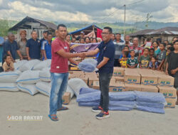 Dengar Keluhan Warga Liang Bua, Julie Laiskodat Salurkan Bantuan Logistik Bencana Gempa
