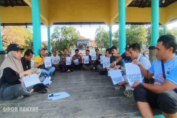 ​Bondowoso, Obor Rakyat — Aksi solidaritas dan doa bersama digelar oleh Forum Solidaritas Jurnalis Bondowoso (FSJB) di Paseban Alun-Alun Raden Bagus Asra (RBA) Ki Ronggo, Minggu (13/9/2026).