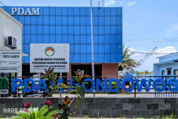 Bondowoso, Obor Rakyat — Tata kelola kepegawaian Perusahaan Umum Daerah Air Minum (Perumdam) Ijen Tirta Kabupaten Bondowoso kembali berada di titik nadir. Temuan audit Inspektorat yang membeberkan indikasi rekrutmen ilegal, dugaan nepotisme, hingga restrukturisasi tanpa dasar hukum yang jelas memantik kritik tajam dari jajaran legislatif.