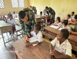 Satgas Yonif 516/CY Jadi Gadik di SD Inpres Basyim, Tanamkan Harapan bagi Anak-Anak Asmat