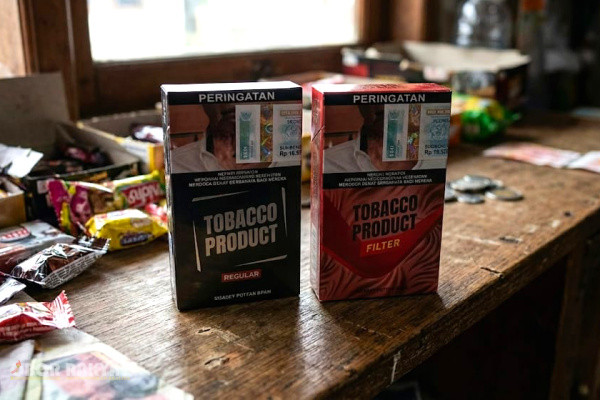Bondowoso, Obor Rakyat — Penyelidikan jurnalistik terkait dugaan ketidaksesuaian pita cukai pada produk milik salah satu perusahaan rokok (PR) berinisial G di Kabupaten Bondowoso kembali menemukan fakta baru. Setelah sebelumnya disorot akibat peredaran produk bertema bungkus hitam, kini rokok dengan kemasan bungkus merah berbanderol sama ditemukan masih beredar bebas di tingkat pengecer pada Kamis (24/9/2026).