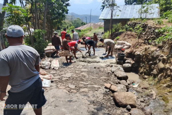 Manggarai, Obor Rakyat — Kecewa lantaran akses jalan yang tak kunjung mendapat penanganan dari pemerintah daerah, warga Kampung Lelit, Desa Persiapan Lelereng, Kecamatan Satarmese Barat, Kabupaten Manggarai, Nusa Tenggara Timur (NTT) memilih mengambil langkah mandiri.