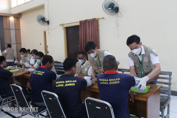 Jember, Obor Rakyat – Lembaga Pemasyarakatan (Lapas) Kelas IIA Jember terus berkomitmen memenuhi hak dasar warga binaan, khususnya dalam pemeliharaan dan peningkatan kualitas kesehatan.