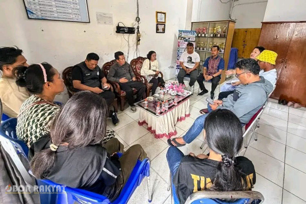 ​Pematangsiantar, Obor Rakyat — Gelombang desakan agar kasus kematian kejanggalan Winda Lorenza Gowasa (WLG) diusut secara transparan terus menguat. Pihak keluarga korban bersama elemen masyarakat secara terbuka mendesak Presiden Republik Indonesia dan Kepala Kepolisian Negara Republik Indonesia (Kapolri) untuk memfasilitasi proses ekshumasi serta otopsi ulang terhadap jenazah korban yang ditemukan tewas dengan luka tembak di kediaman mantan suaminya.
