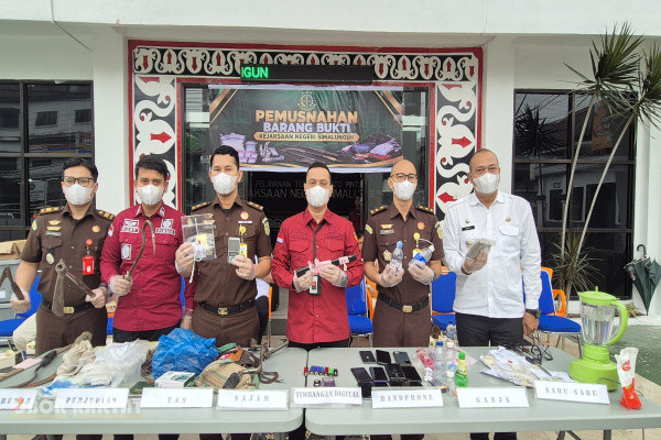 ​Simalungun, Obor Rakyat — Kejaksaan Negeri (Kejari) Simalungun memusnahkan barang bukti dari puluhan perkara pidana yang telah memperoleh kekuatan hukum tetap (inkracht van gewijsde).