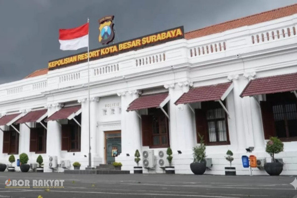 Surabaya, Obor Rakyat — Satuan Reserse Narkoba (Satresnarkoba) Polrestabes Surabaya menerapkan mekanisme restorative justice (RJ) terhadap delapan orang terduga pelaku penyalahgunaan narkoba yang ditangkap di sebuah kamar hotel di Surabaya pada Senin (28/9/2026) dini hari.