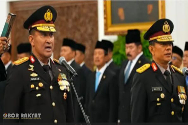 Jakarta, Obor Rakyat — Presiden Republik Indonesia Prabowo Subianto resmi melantik Komjen Suyudi Ario Seto sebagai Kepala Kepolisian Negara Republik Indonesia (Kapolri) dan Komjen Pol. Wahyu Hadiningrat sebagai Wakil Kepala Kepolisian Negara Republik Indonesia (Wakapolri) di Istana Negara, Jakarta, Kamis, (1/10/2026).